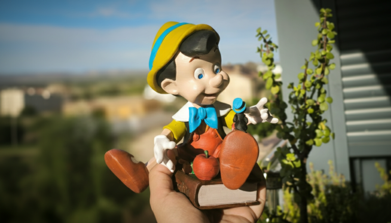 Prototipo impreso en 3D de figura a color sostenido con la mano